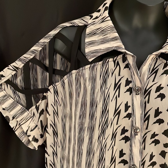 Mendocino button up blouse sheer with cut outs on short sleeves Sz M - Picture 4 of 8